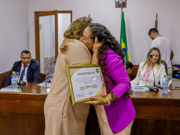 Com história de superação e trabalho, Odilene Sena é homenageada na Câmara Municipal de Mâncio Lima