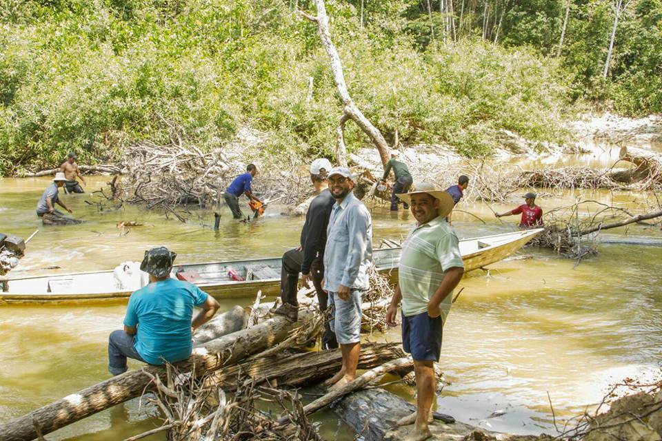 Presidente da Câmara e vereador Mazim acompanham serviço de limpeza nos rios de Mâncio Lima