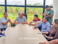 Presidente da Câmara Municipal recepciona senador Márcio Bittar na prefeitura de Mâncio Lima
