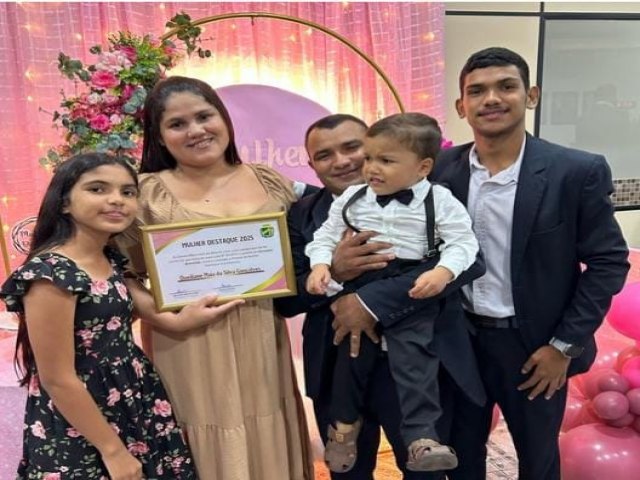 Vereador Amozildo se emociona ao homenagear esposa como Mulher Destaque 2025 na Câmara de Mâncio Lima