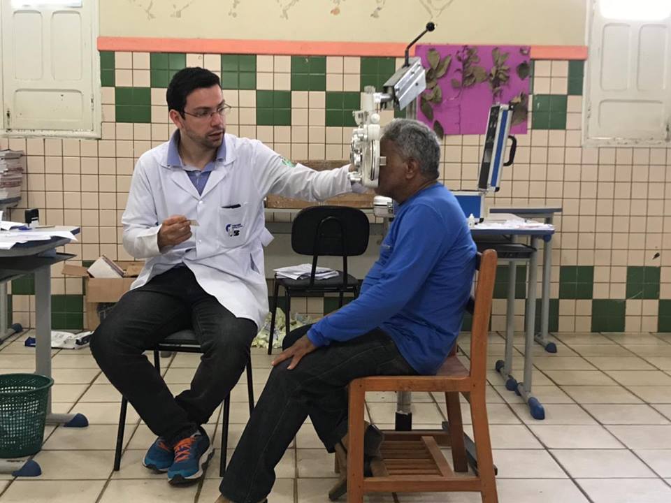 Vereador Renan Costa consegue consulta grátis com oftalmologista para 900 pessoas em Mâncio Lima