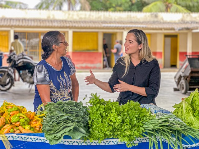 Vereadora Alana Souza reforça compromisso com produtores rurais no Mercado Municipal de Mâncio Lima