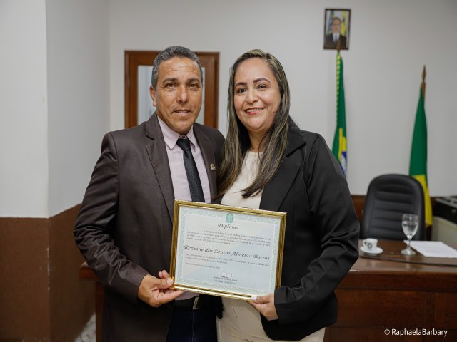 Mesa Diretora da Câmara empossa a vereadora Reziane Barros