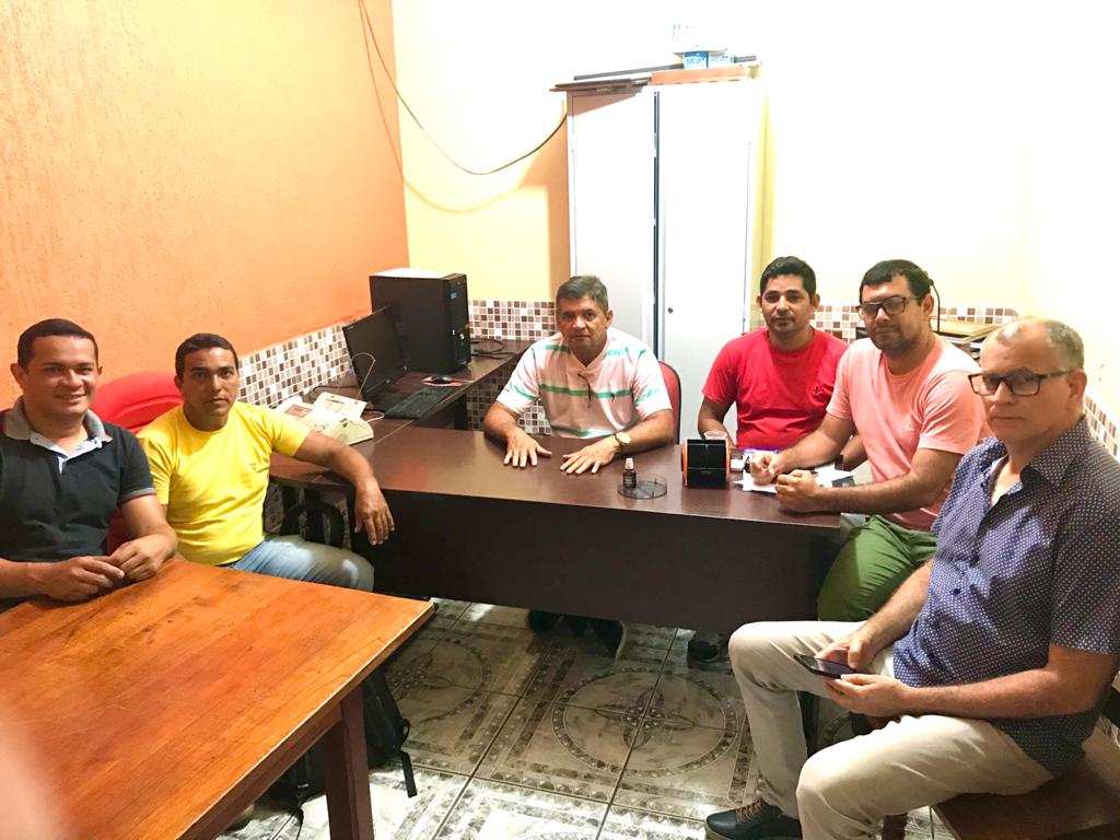 Vereadores de Mâncio Lima se reúnem com Prefeito em exercício para discutir o valor do combustível na cidade.